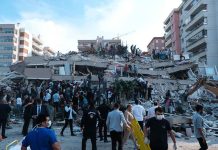 People at a collapsed building after an earthquake