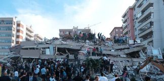 People at a collapsed building after an earthquake
