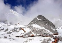 20 Hikers STRANDED – Rescue Operation Underway! Snow-covered mountain with hiking trails and tourists under a cloudy sky